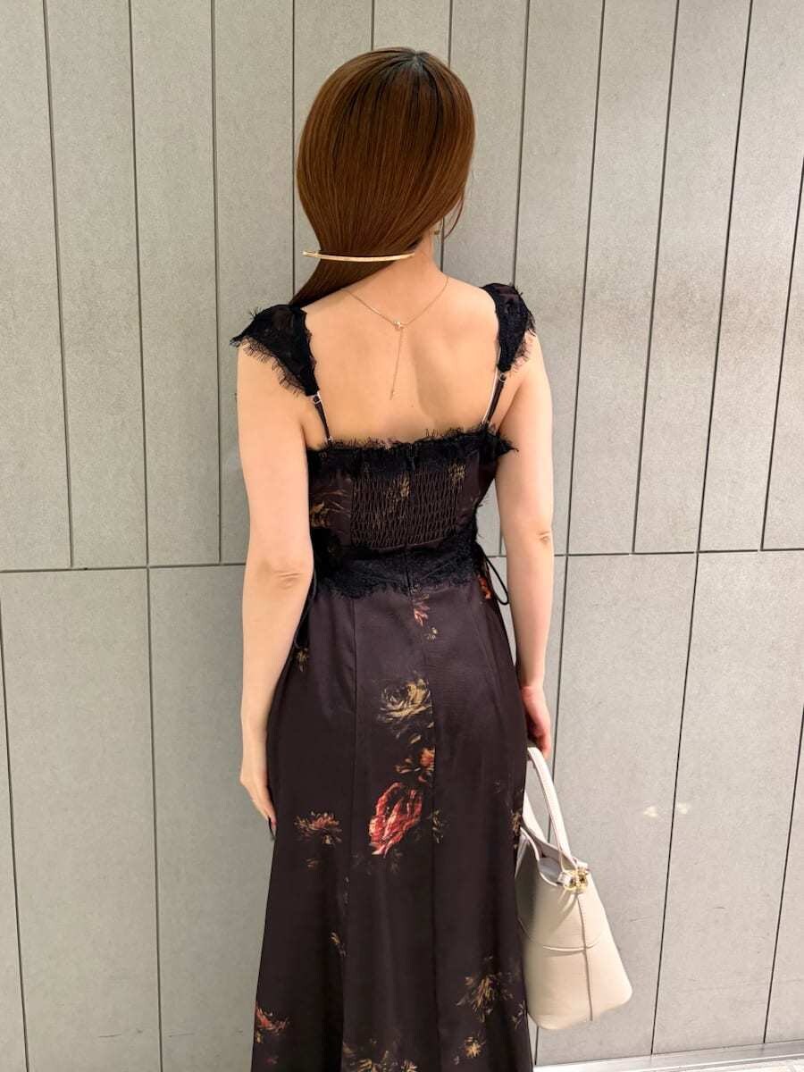 ホワイト系のキャミソール、ブラック系のワンピース、ブラウン系のパンプスを着用したレディースの春コーディネートの8枚目の写真