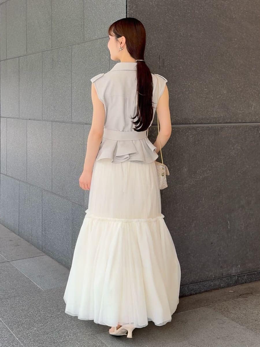 グレー系のワンピースを着用したレディースの夏コーディネートの3枚目の写真