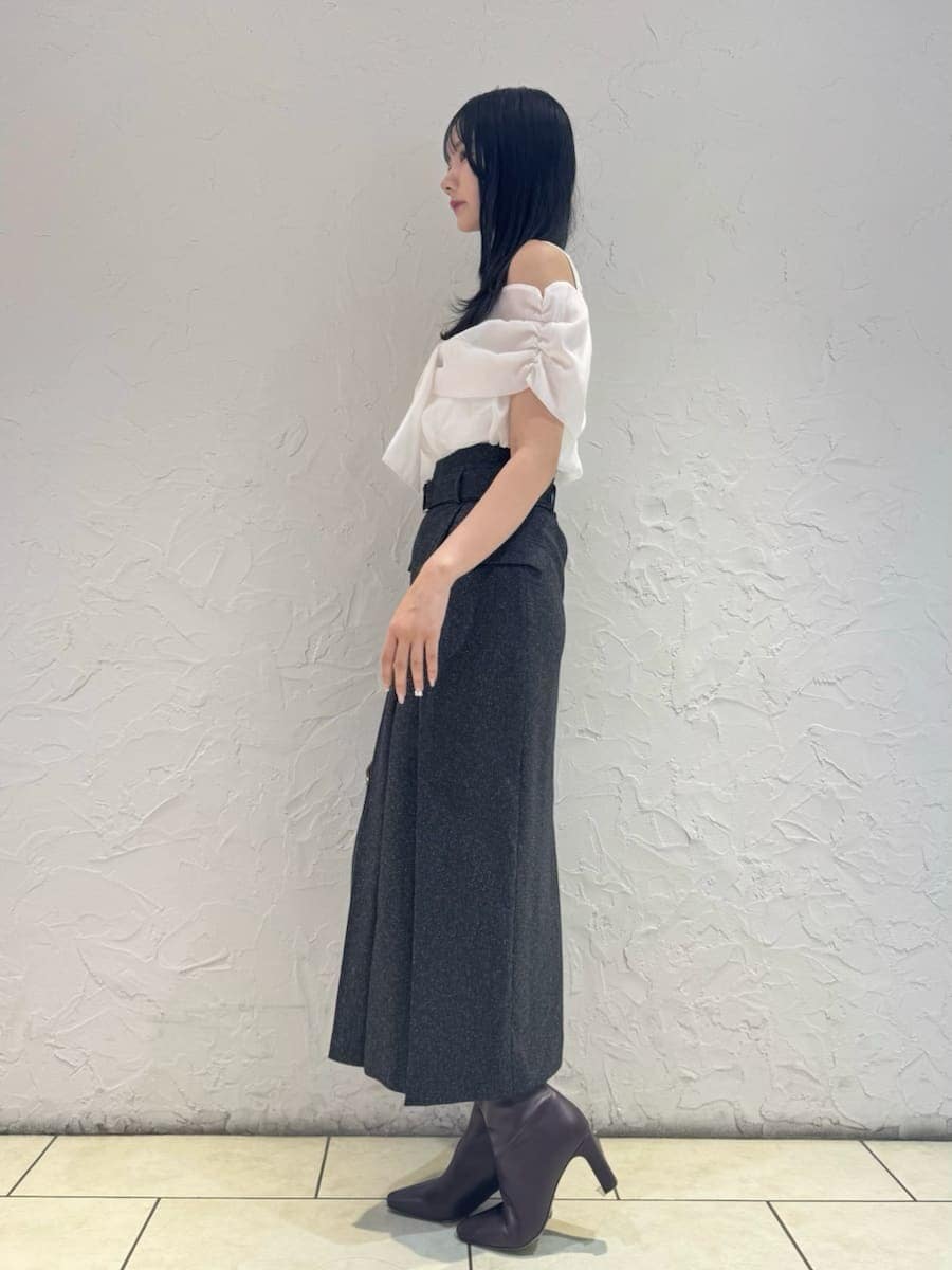 ホワイト系のTシャツ/カットソー、グレー系のスカート、レッド系のブーツを着用したレディースの夏コーディネートの2枚目の写真