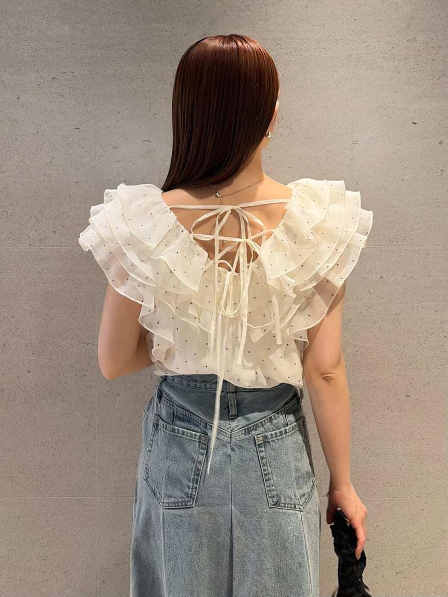 その他のシャツ/ブラウス、ブラック系のパンプスを着用したレディースの春コーディネートの7枚目の写真