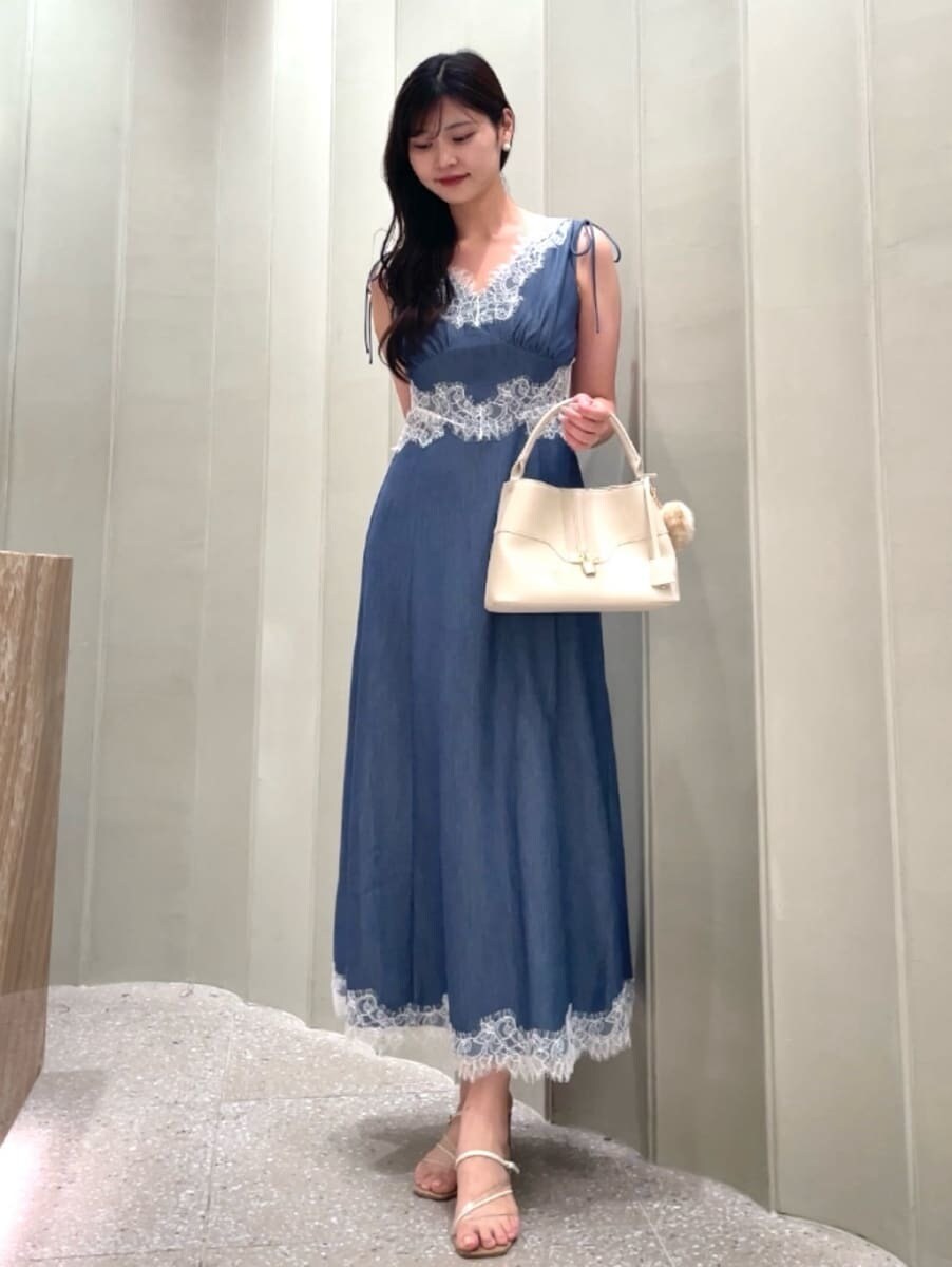 その他のサンダル、ブルー系のワンピース、ベージュ系のハンドバッグを着用したレディースの夏コーディネートの4枚目の写真