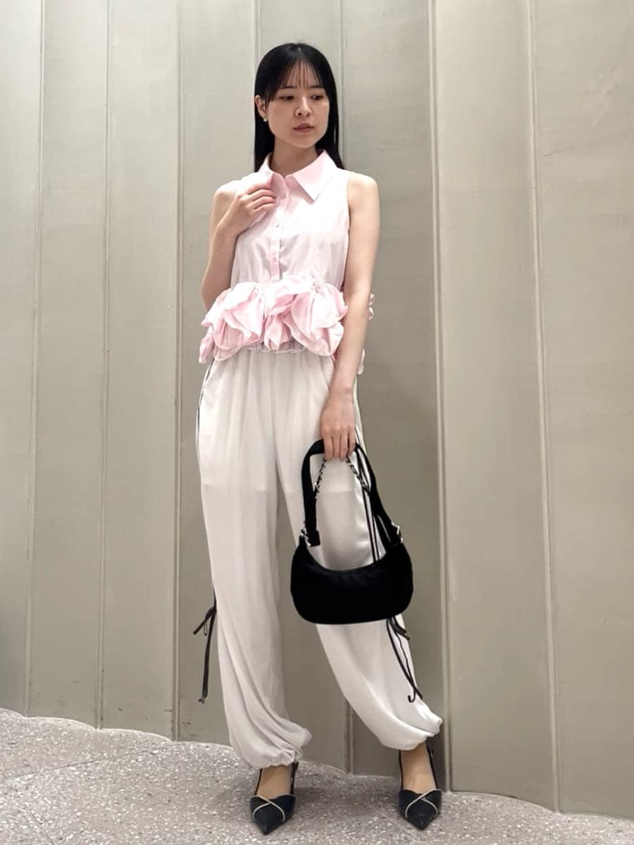 ブラック系のパンプス、ホワイト系のその他パンツ、ピンク系のシャツ/ブラウスを着用したレディースの春コーディネートの4枚目の写真