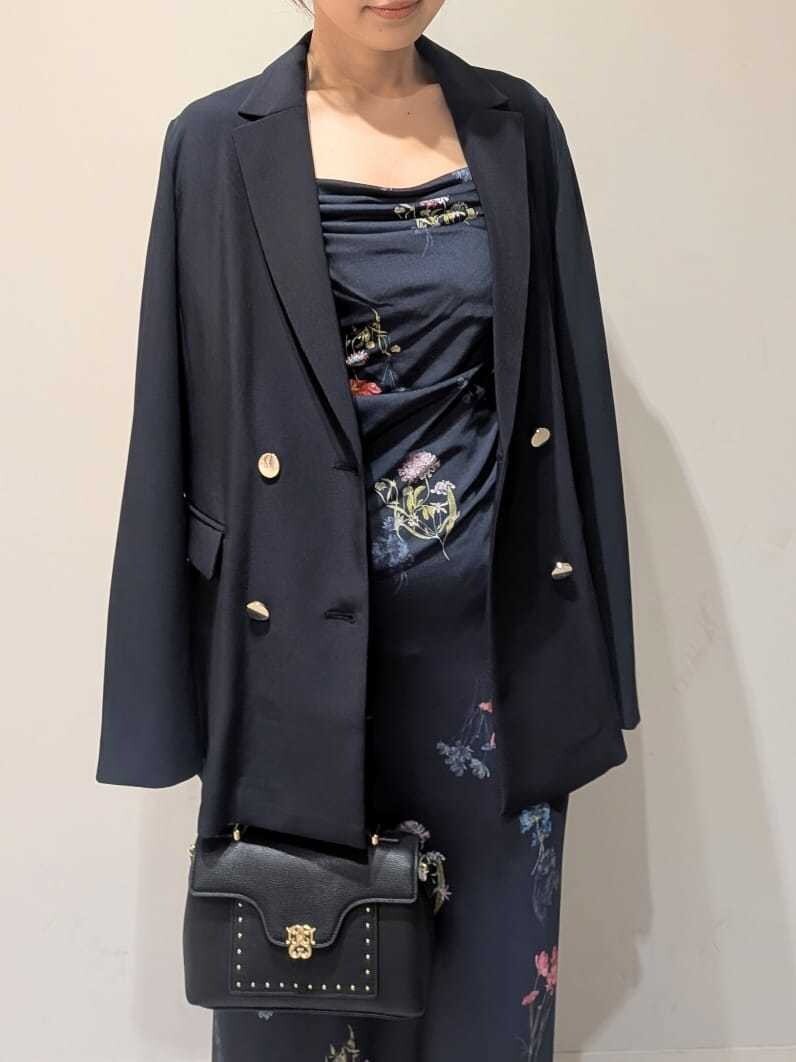 ブルー系のテーラードジャケット、ブラック系のショルダーバッグを着用したレディースの秋コーディネートの4枚目の写真