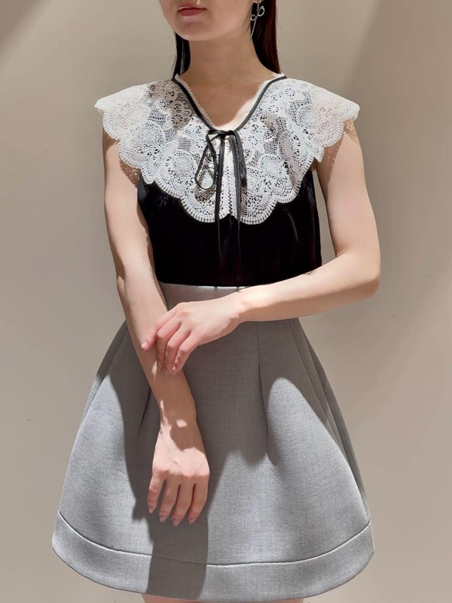 ブラック系のシャツ/ブラウス、グレー系のその他パンツ、ブラック系のブーツを着用したレディースの夏コーディネートの5枚目の写真