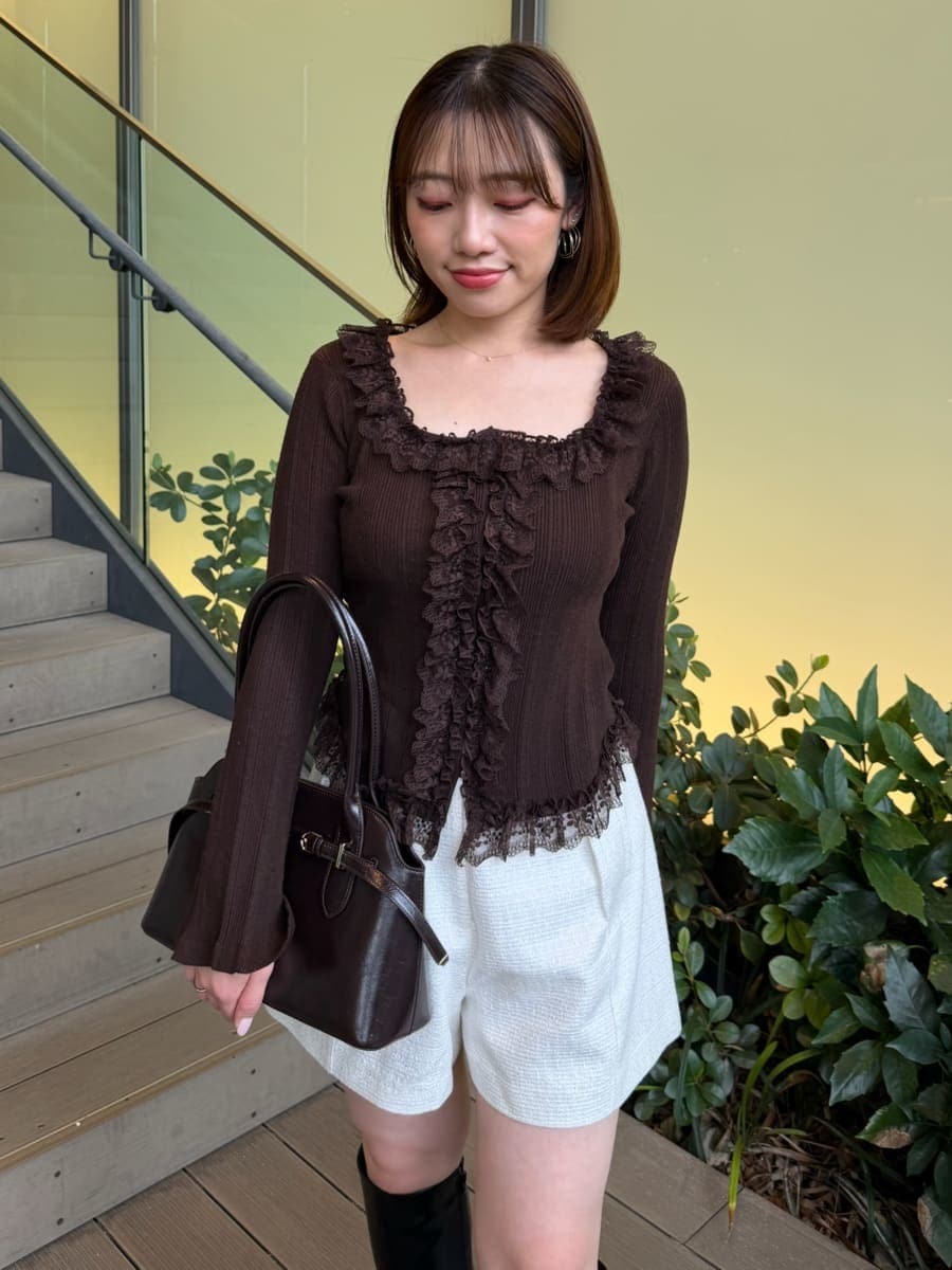 ブラック系のその他パンツ、ブラウン系のニット/セーター、ブラック系のブーツを着用したレディースの夏コーディネートの4枚目の写真