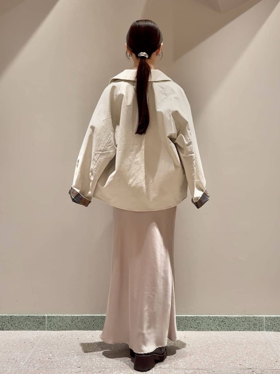 ホワイト系のブルゾン、ブラウン系のチャームを着用したレディースの秋コーディネートの4枚目の写真