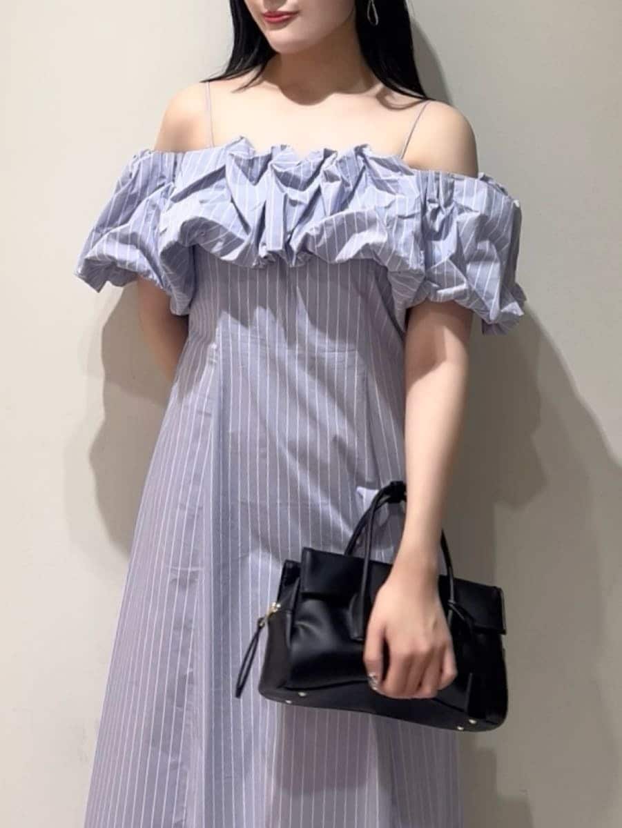 その他のワンピース、ブラック系のサンダル、ブラック系のボストンバッグを着用したレディースの夏コーディネートの4枚目の写真