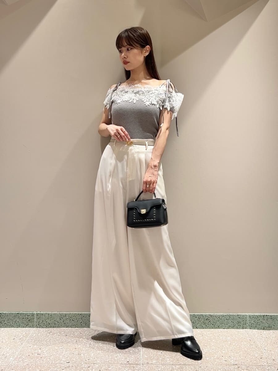 グレー系のニット/セーター、ホワイト系のその他パンツ、ブラック系のショルダーバッグを着用したレディースの夏コーディネートの7枚目の写真