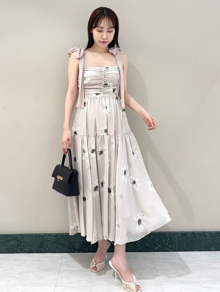 ブルー系のカーディガン/ボレロ、ピンク系のワンピース、ブラック系のショルダーバッグを着用したレディースの夏コーディネートの2枚目の写真