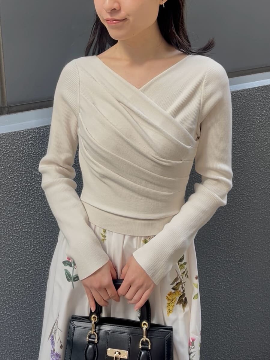 ブラック系のブーツ、ピンク系のダウンジャケット/コート、ブラック系のハンドバッグを着用したレディースの冬コーディネートの8枚目の写真