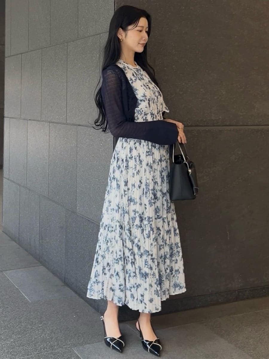 ブルー系のワンピース、ブルー系のカーディガン/ボレロ、ブラック系のパンプスを着用したレディースの冬コーディネートの2枚目の写真