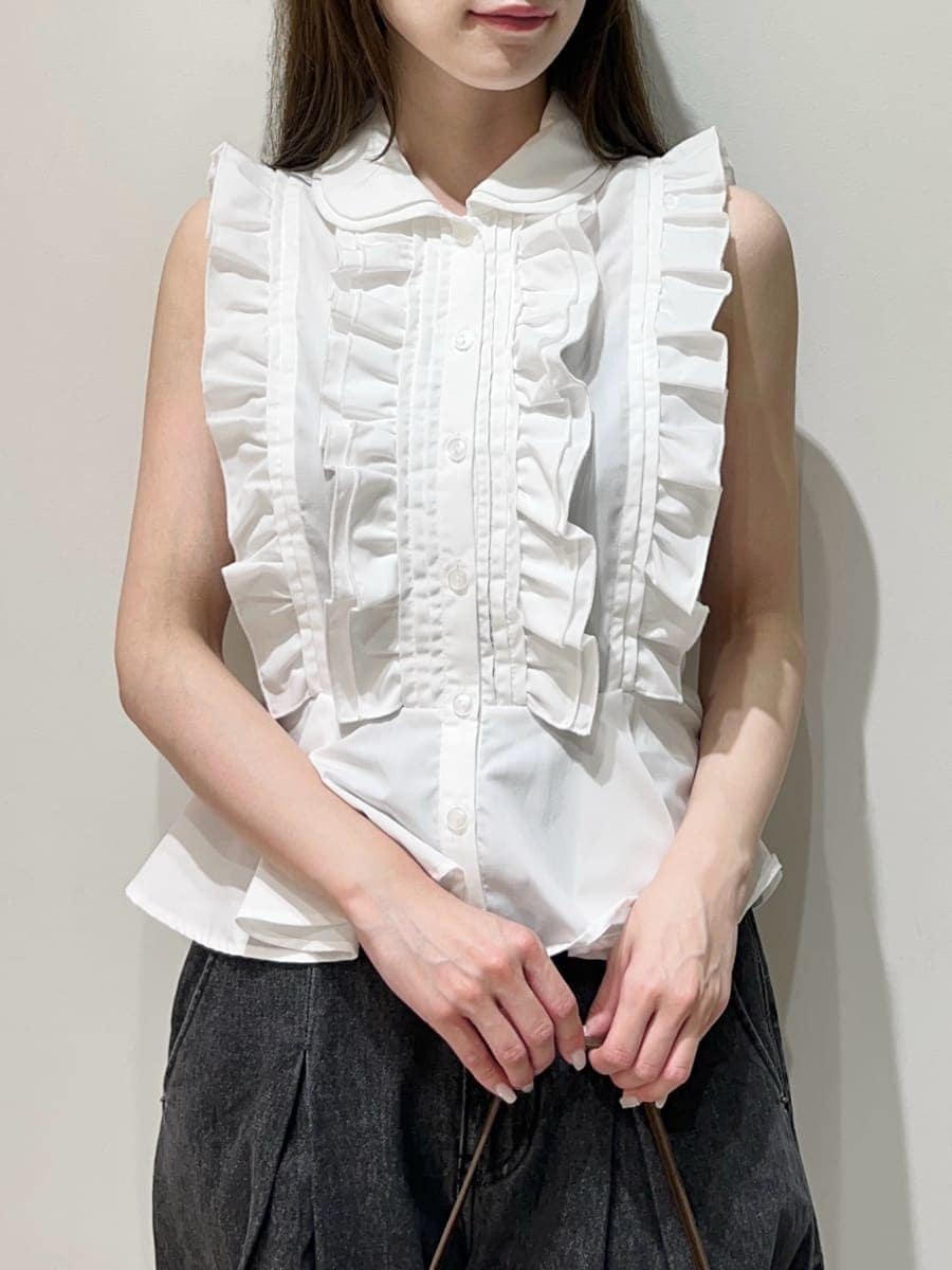 ブラック系のデニムパンツ、ホワイト系のサンダル、ブラウン系のショルダーバッグを着用したレディースの夏コーディネートの2枚目の写真