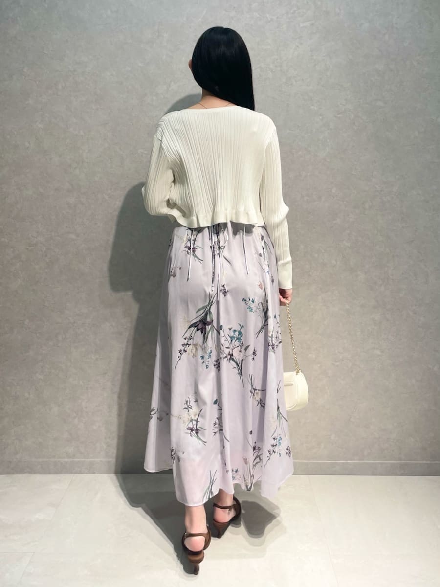 ホワイト系のカーディガン/ボレロ、パープル系のワンピース、ブラウン系のパンプスを着用したレディースの冬コーディネートの4枚目の写真