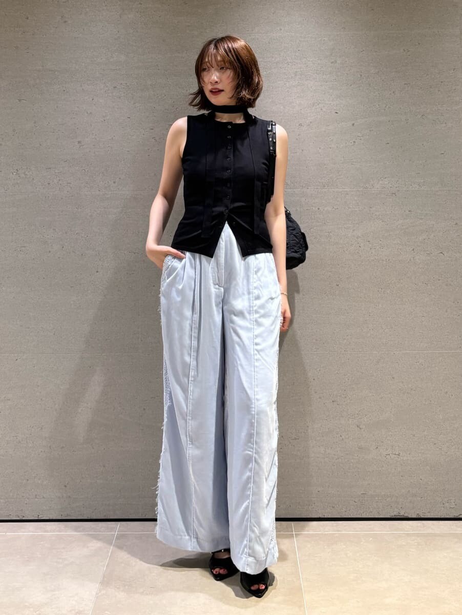ブルー系のその他パンツ、ブラック系のサンダル、ブラック系のバックパック/リュックを着用したレディースの秋コーディネートの3枚目の写真