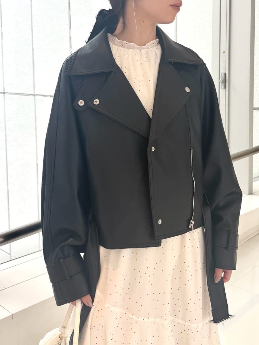 ブラック系のブーツ、その他のワンピース、ブラック系のトレンチコートを着用したレディースの冬コーディネートの5枚目の写真