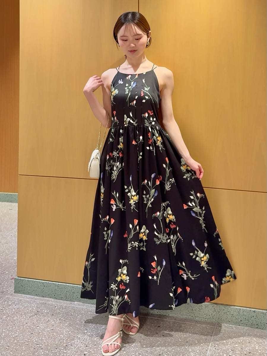 ホワイト系のテーラードジャケット、ブラック系のワンピース、ホワイト系のショルダーバッグを着用したレディースの春コーディネートの4枚目の写真