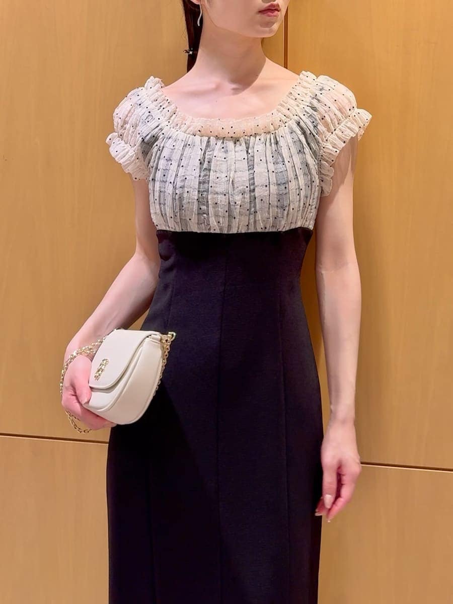 その他のワンピース、ブラック系のパンプス、ホワイト系のショルダーバッグを着用したレディースの春コーディネートの5枚目の写真