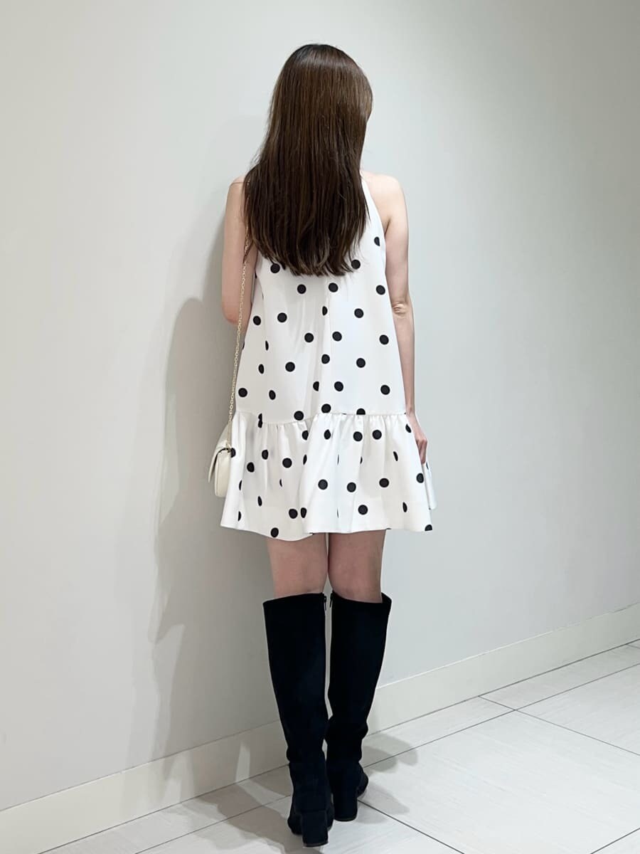 その他のワンピース、その他のブーツを着用したレディースの秋コーディネートの4枚目の写真