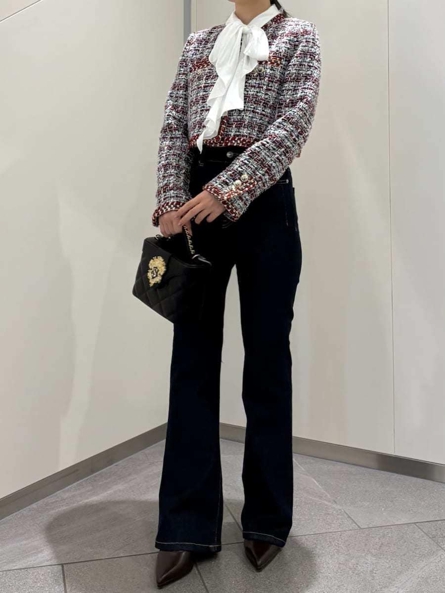 ブルー系のデニムパンツ、その他のノーカラージャケット、ホワイト系のシャツ/ブラウスを着用したレディースの秋コーディネートの3枚目の写真