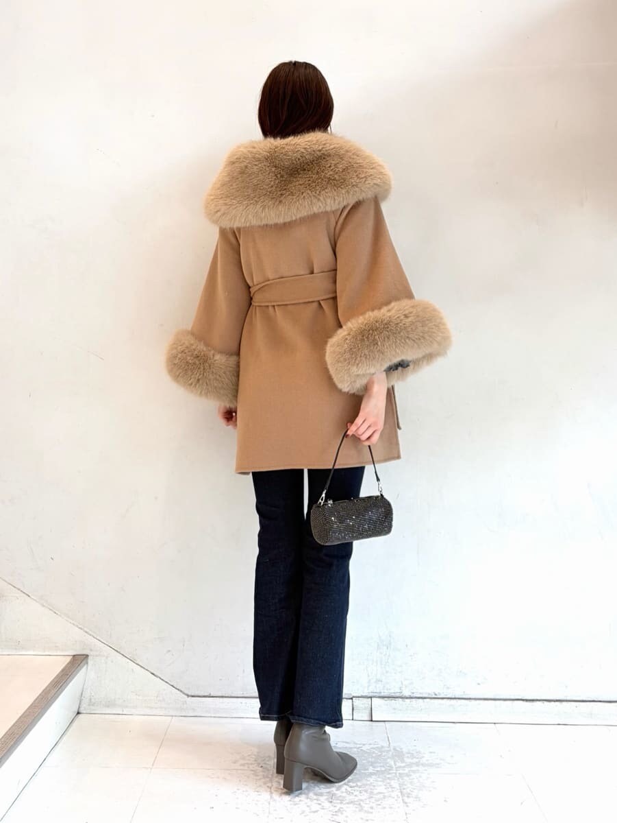 ブルー系のその他パンツ、グレー系のニット/セーターを着用したレディースの冬コーディネートの5枚目の写真