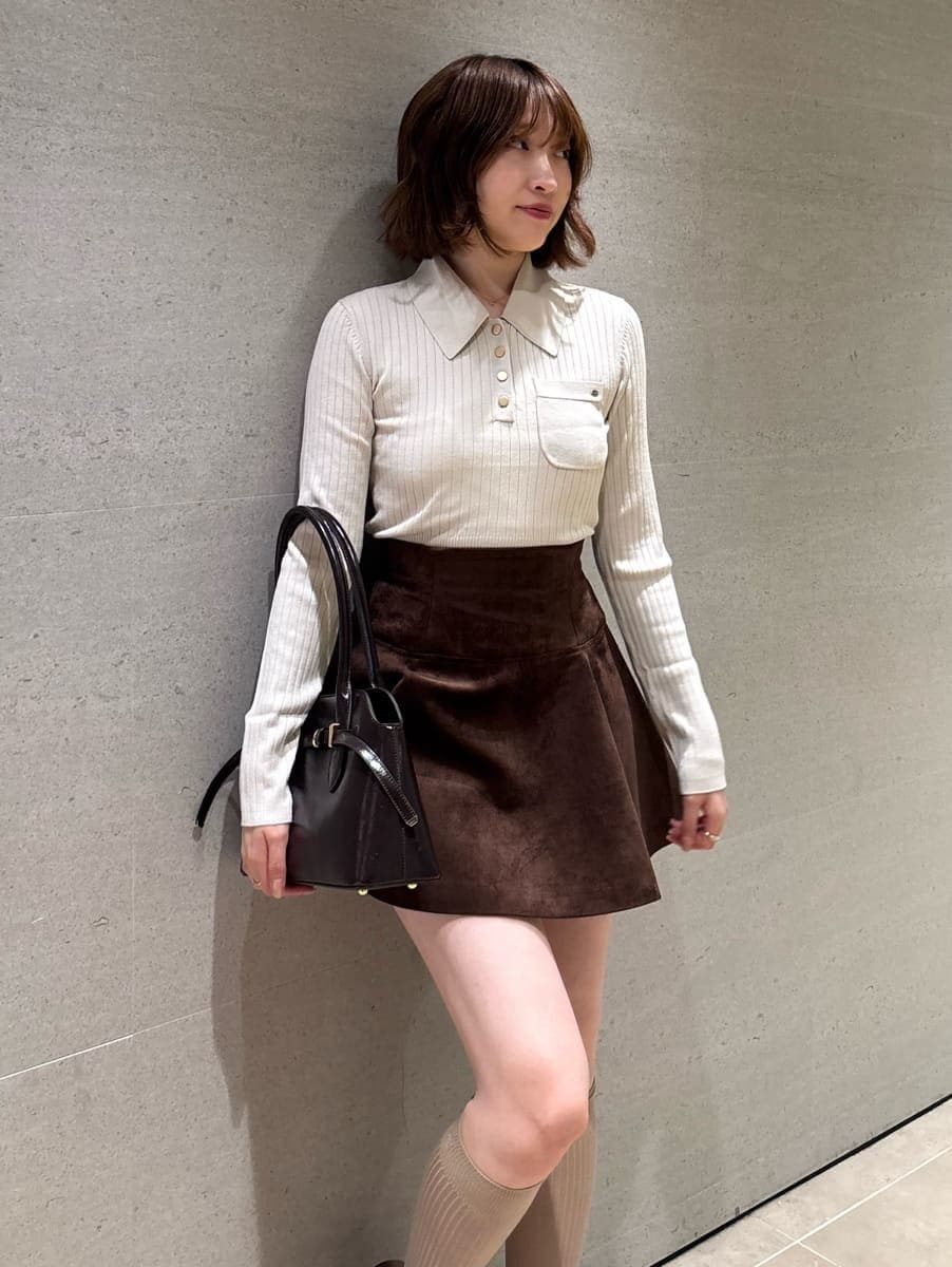 ブラウン系のその他パンツ、ベージュ系のポロシャツ、ブラック系のボストンバッグを着用したレディースの秋コーディネートの6枚目の写真