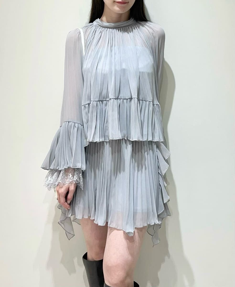 グレー系のブーツ、ホワイト系のショルダーバッグを着用したレディースの春コーディネートの4枚目の写真