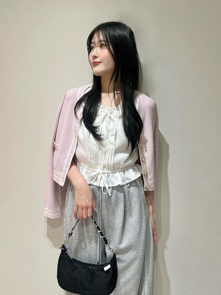 グレー系のその他パンツ、ホワイト系のシャツ/ブラウス、ピンク系のカーディガン/ボレロを着用したレディースの春コーディネートの3枚目の写真