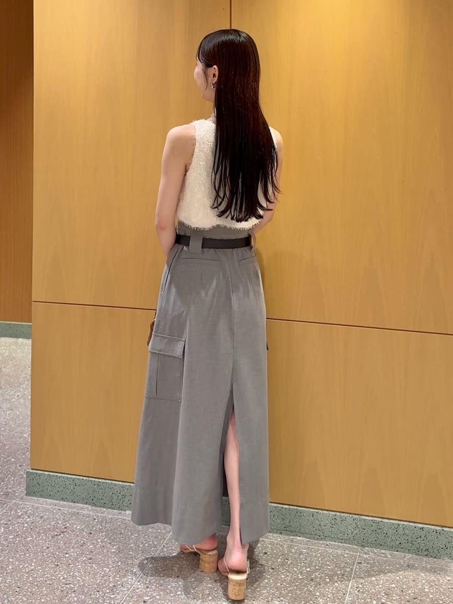 グレー系のスカート、その他のサンダル、ブラウン系のボストンバッグを着用したレディースの夏コーディネートの3枚目の写真