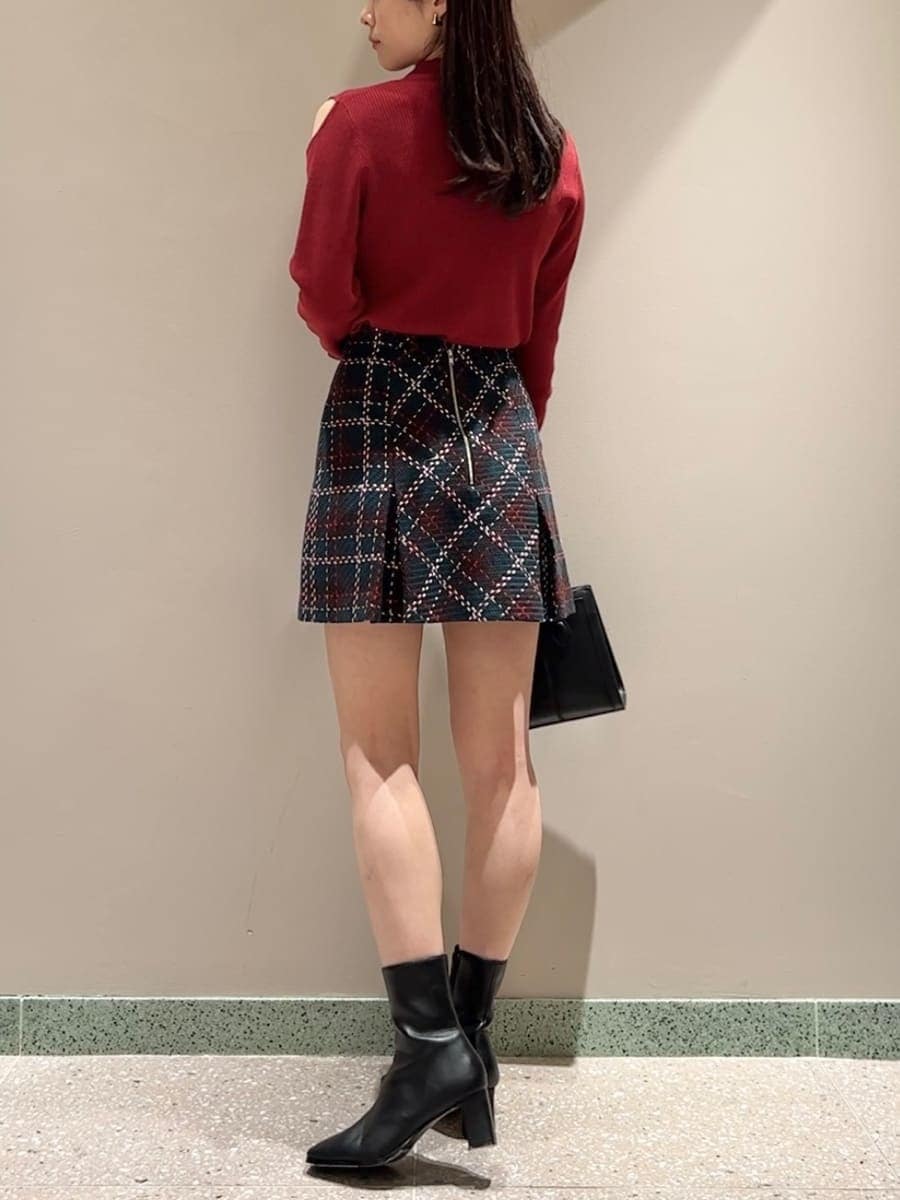 ブルー系のその他パンツ、レッド系のニット/セーター、ブラック系のハンドバッグを着用したレディースの冬コーディネートの6枚目の写真