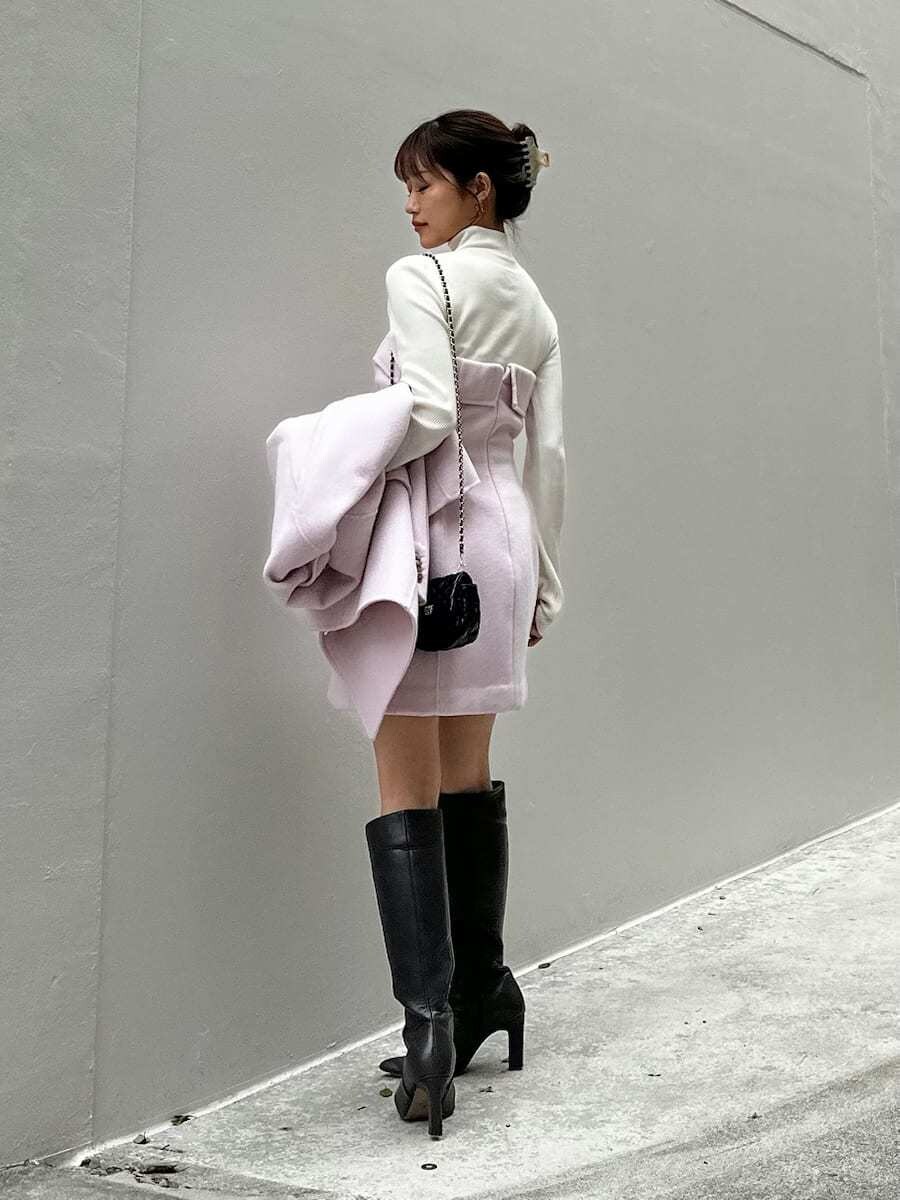 ピンク系のワンピース、ピンク系のテーラードジャケット、ブラック系のニット/セーターを着用したレディースの秋コーディネートの7枚目の写真