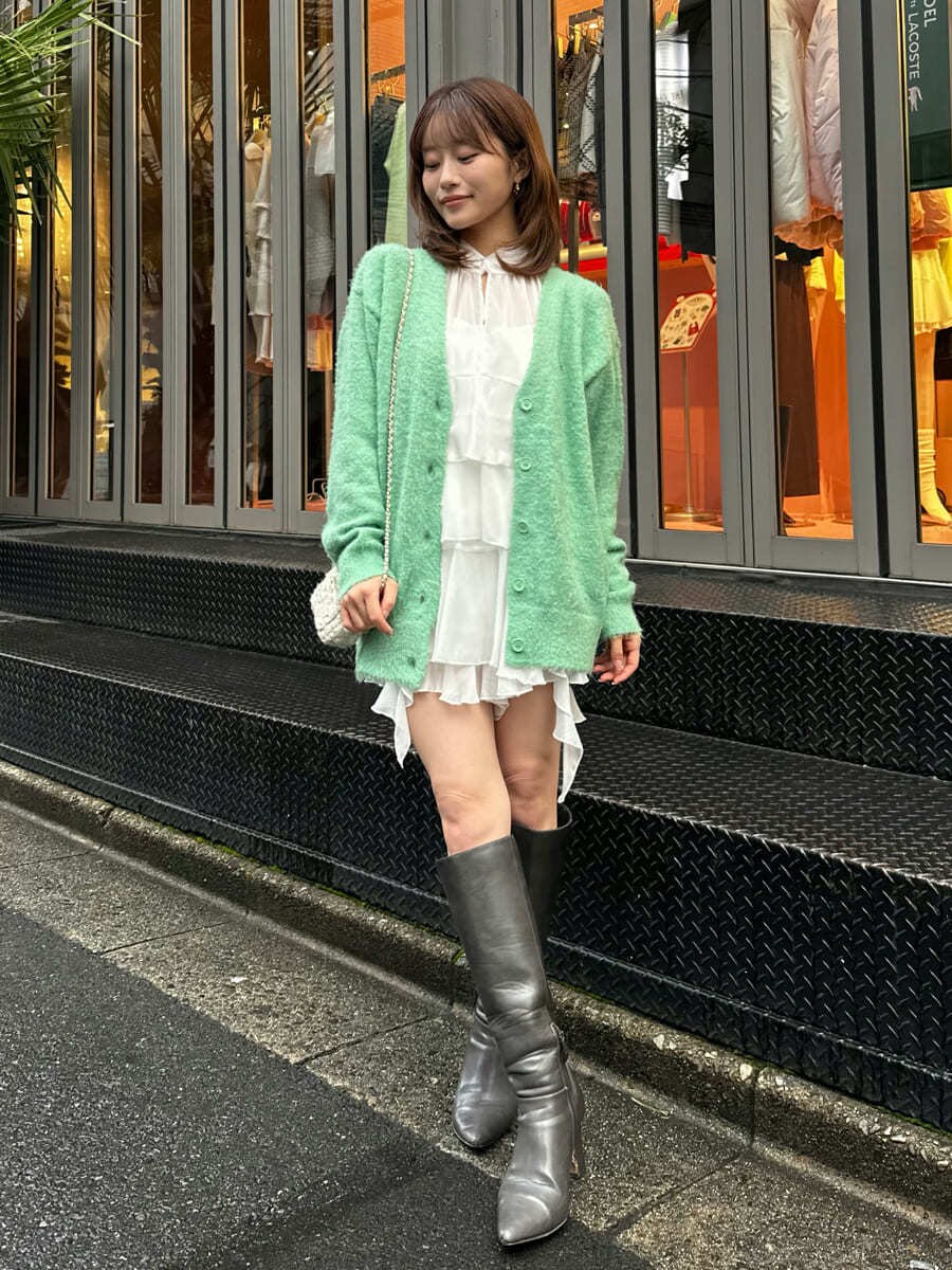 グリーン系のカーディガン/ボレロ、ホワイト系のシャツ/ブラウス、ホワイト系のその他パンツを着用したレディースの秋コーディネートの5枚目の写真