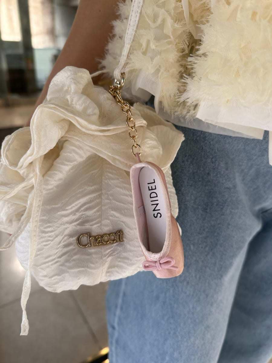 ブルー系のデニムパンツ、その他のニット/セーター、ブラック系のパンプスを着用したレディースの春コーディネートの7枚目の写真