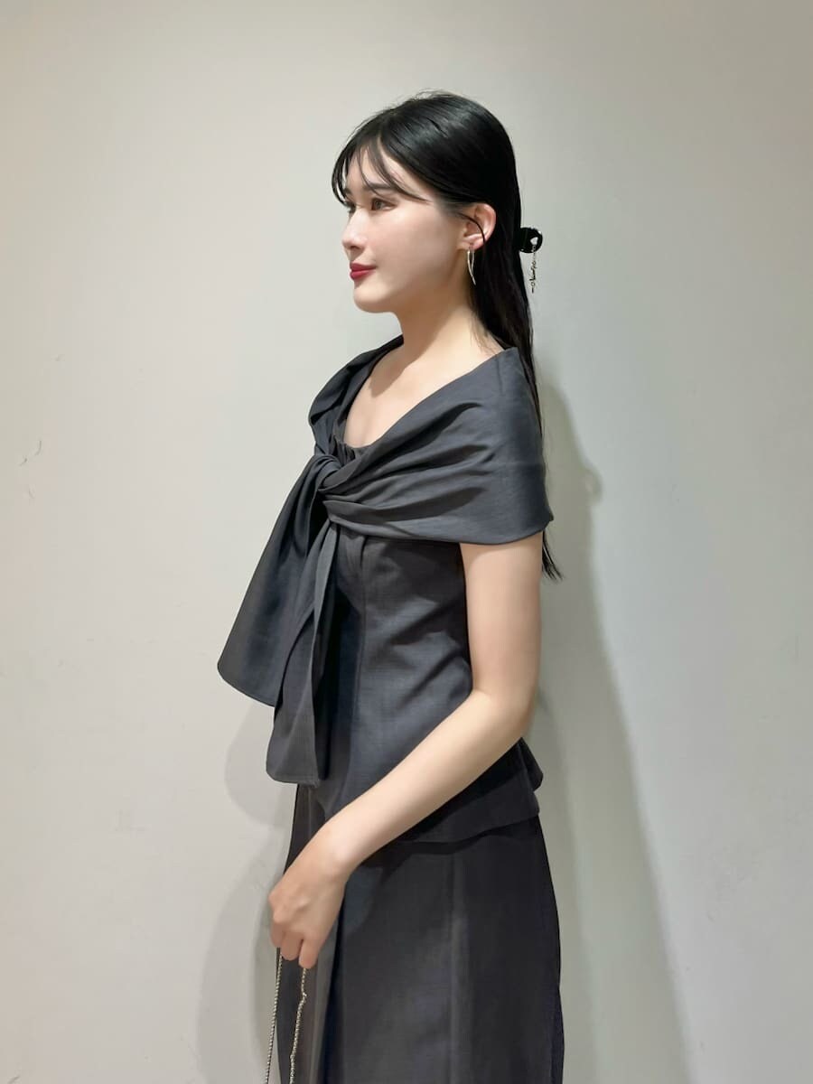 ブラック系のサンダル、グレー系のその他パンツ、グレー系のシャツ/ブラウスを着用したレディースの夏コーディネートの5枚目の写真