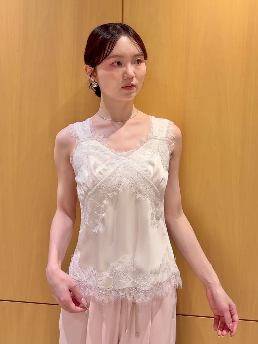ピンク系のその他パンツ、ホワイト系のカーディガン/ボレロ、その他のサンダルを着用したレディースの夏コーディネートの6枚目の写真