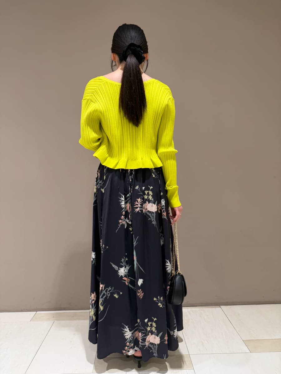 イエロー系のカーディガン/ボレロ、ブルー系のワンピース、ブラック系のパンプスを着用したレディースの冬コーディネートの4枚目の写真