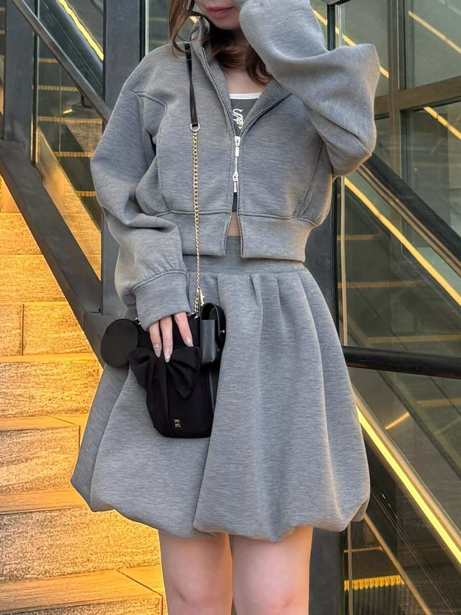 グレー系のワンピース、グレー系のキャミソール、ブラック系のショルダーバッグを着用したレディースの春コーディネートの6枚目の写真