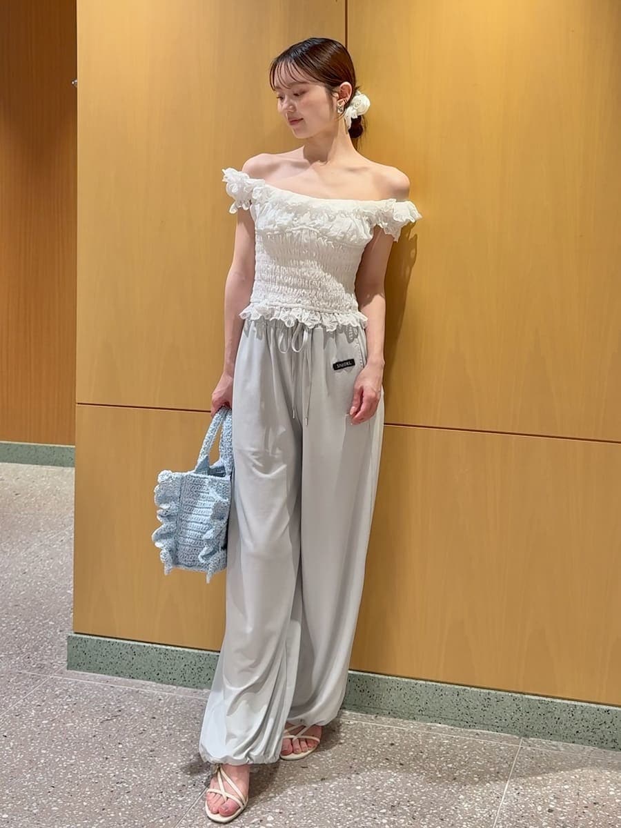 シルバー系のその他パンツ、ホワイト系のシャツ/ブラウス、シルバー系のパーカーを着用したレディースの春コーディネートの3枚目の写真