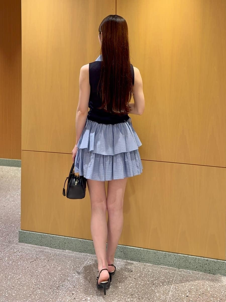 ブルー系のワンピース、ブラック系のボストンバッグを着用したレディースの夏コーディネートの4枚目の写真