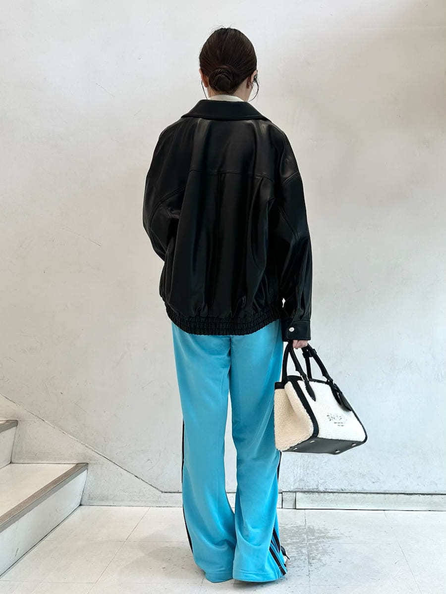 ブラック系のブルゾン、ブラック系のハンドバッグを着用したレディースの秋コーディネートの3枚目の写真