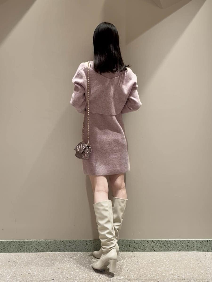 パープル系のショルダーバッグ、ピンク系のワンピース、ピンク系のカーディガン/ボレロを着用したレディースの冬コーディネートの2枚目の写真