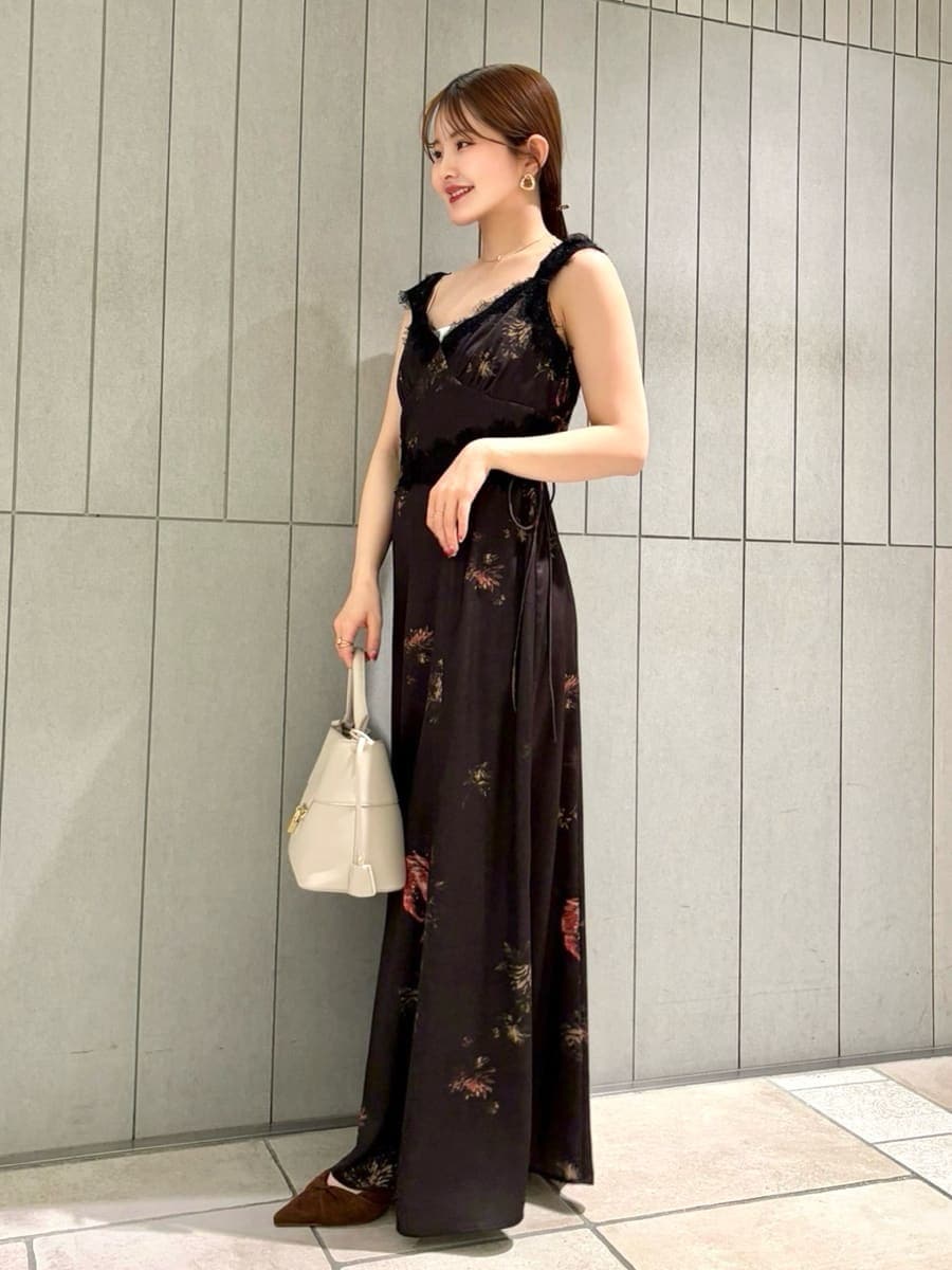 ホワイト系のキャミソール、ブラック系のワンピース、ブラウン系のパンプスを着用したレディースの春コーディネートの2枚目の写真