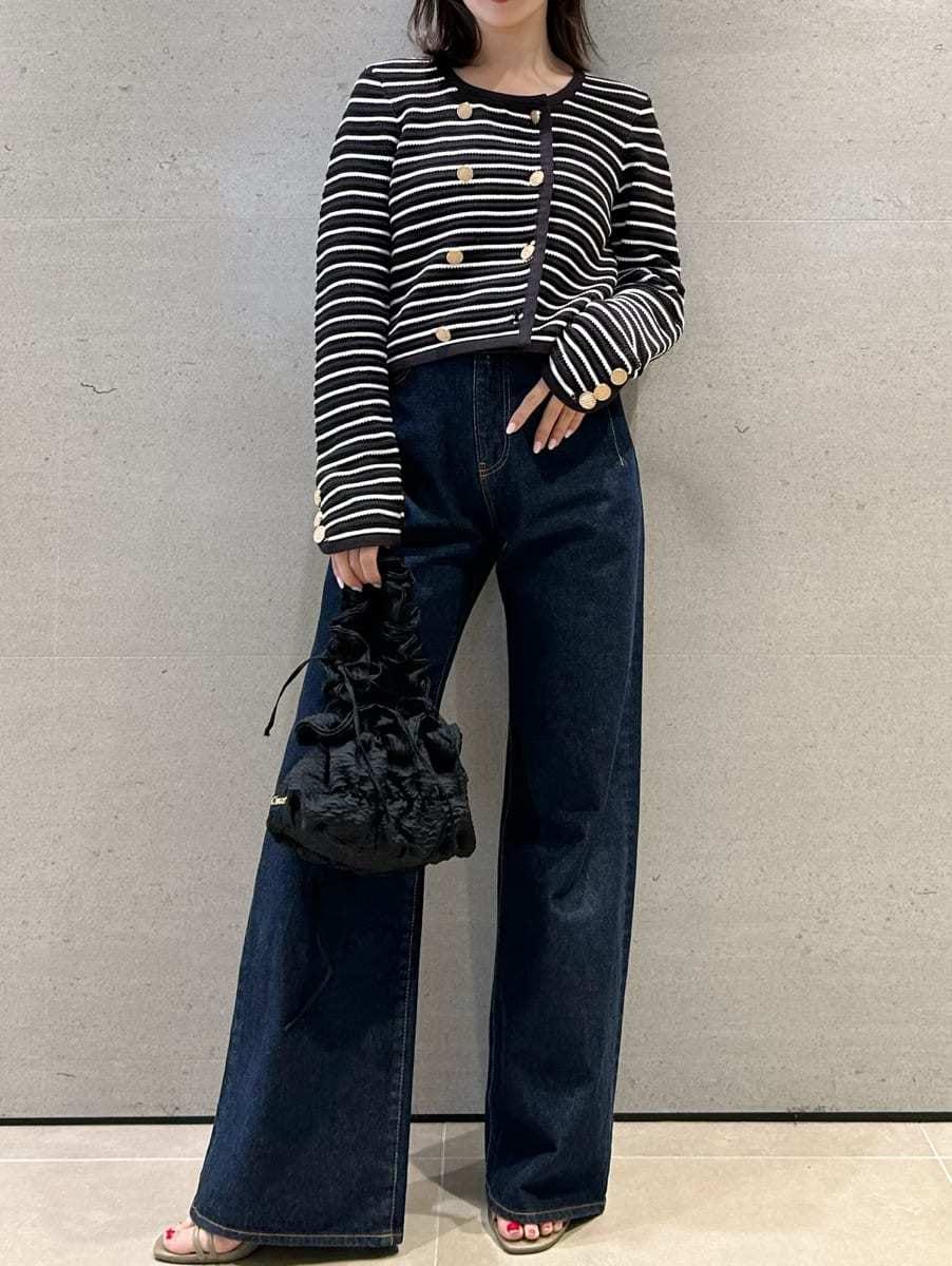 ブルー系のデニムパンツ、その他のノーカラージャケット、ゴールド系のピアス（両耳用）を着用したレディースの春コーディネートの4枚目の写真