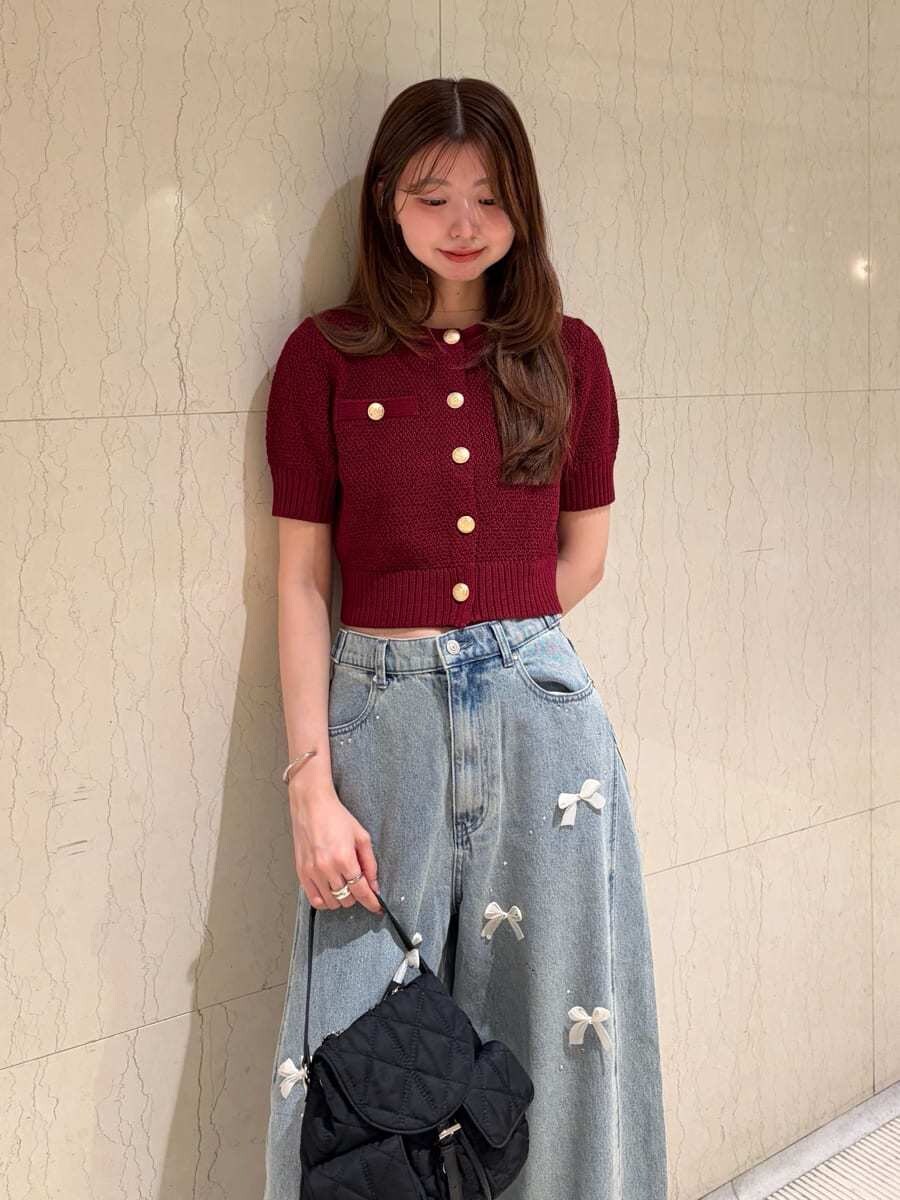 ブルー系のその他パンツ、レッド系のカーディガン/ボレロ、ブラック系のバックパック/リュックを着用したレディースの夏コーディネートの6枚目の写真