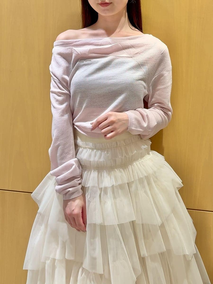 レッド系のブーツ、ホワイト系のショルダーバッグ、ピンク系のニット/セーターを着用したレディースの冬コーディネートの4枚目の写真