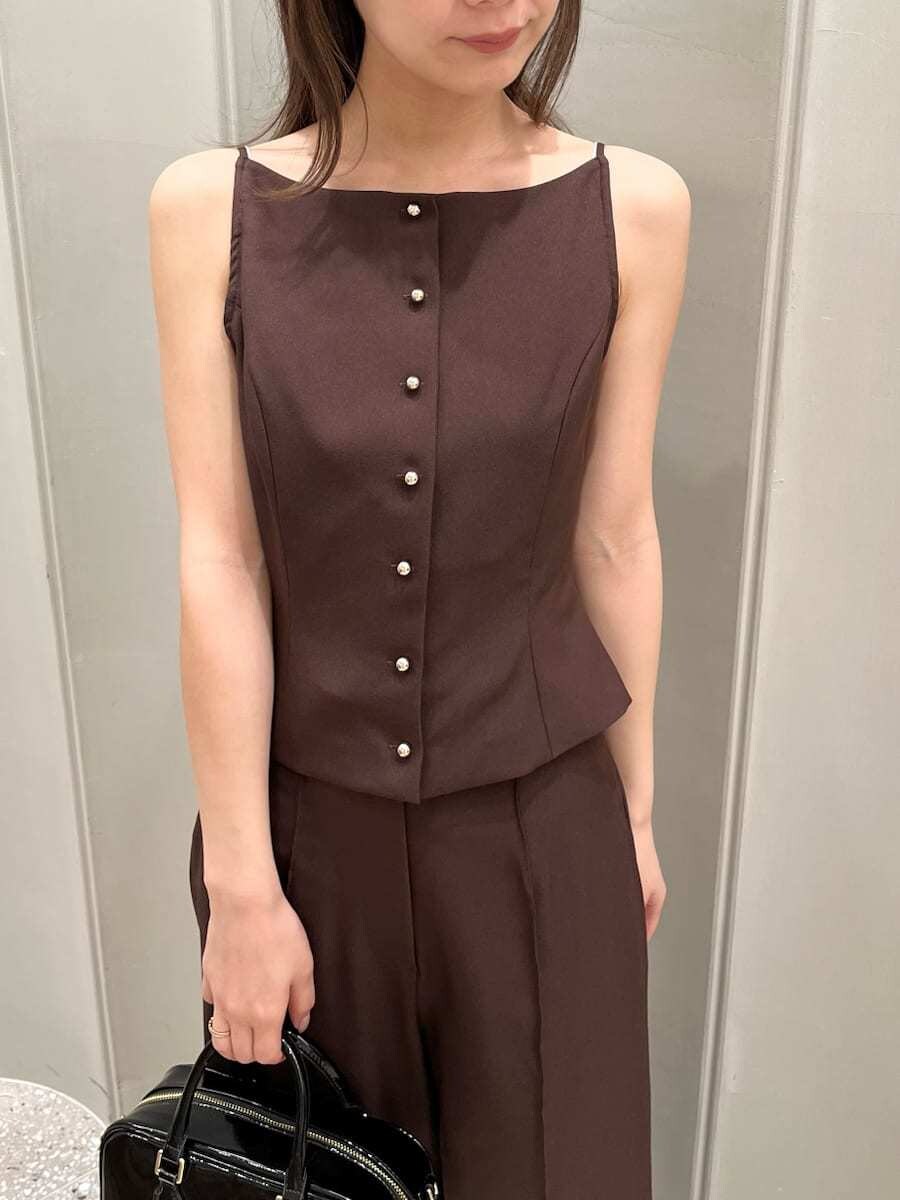 ブラウン系のテーラードジャケット、ブラウン系のキャミソール、ブラウン系のその他パンツを着用したレディースの夏コーディネートの3枚目の写真