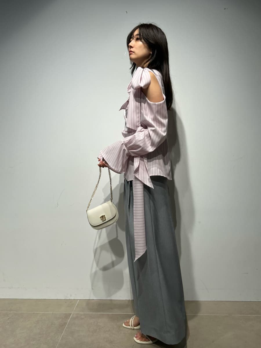 グレー系のその他パンツ、ホワイト系のショルダーバッグを着用したレディースの冬コーディネートの2枚目の写真