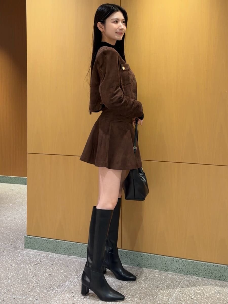 ブラウン系のノーカラージャケット、ブラウン系のその他パンツ、ブラック系のブーツを着用したレディースの秋コーディネートの2枚目の写真