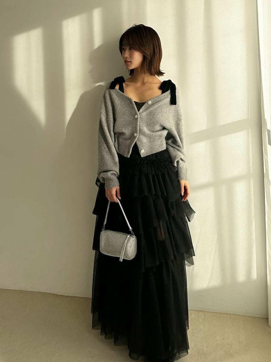 グレー系のブーツ、グレー系のカーディガン/ボレロを着用したレディースの秋コーディネートの2枚目の写真