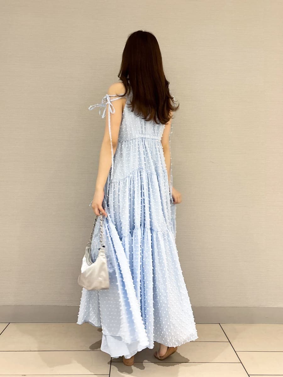 ブルー系のワンピース、シルバー系のショルダーバッグ、その他のサンダルを着用したレディースの夏コーディネートの3枚目の写真