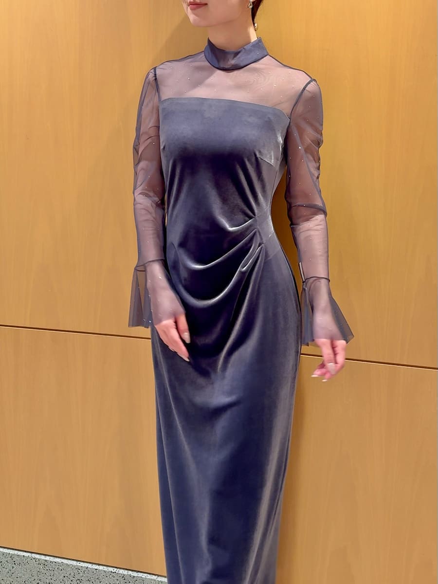 ブラック系のブーツ、ブルー系のワンピースを着用したレディースの冬コーディネートの4枚目の写真